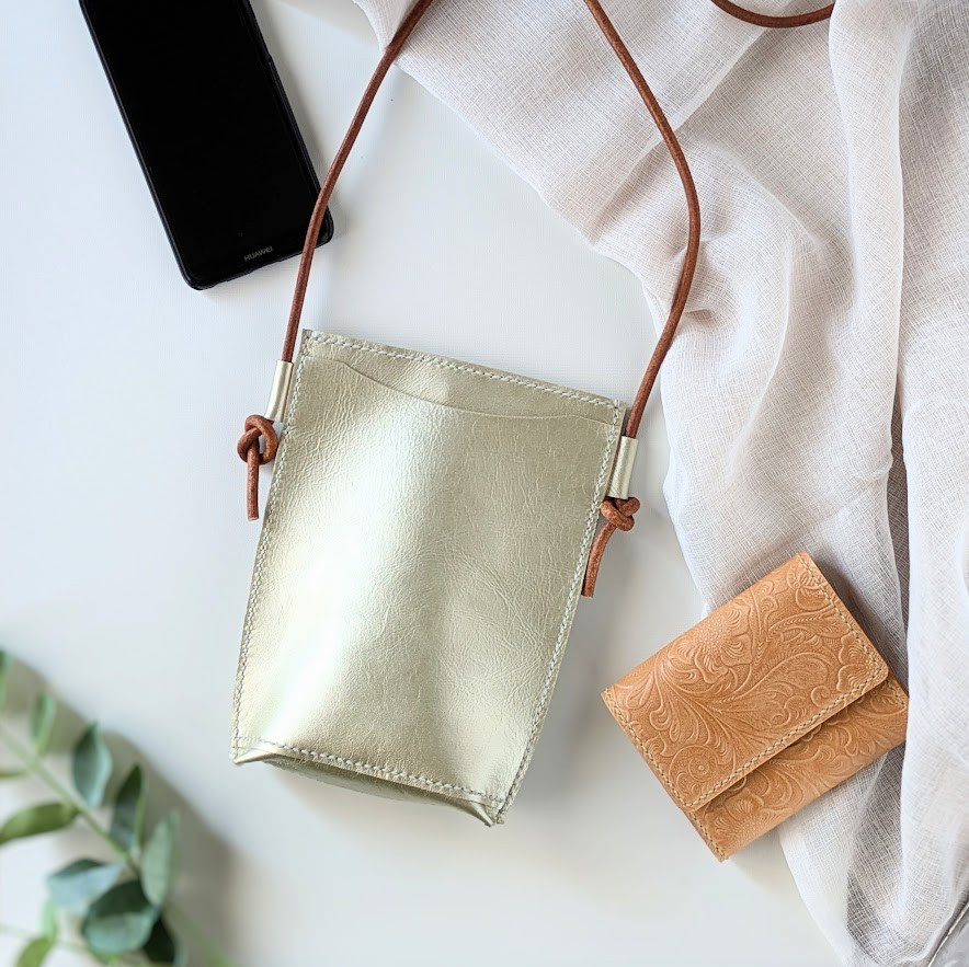 【送料無料】外ポケット付きスマホショルダー（シャンパンゴールド）サコッシュ　レザー　本革　シンプル　マルチポシェット