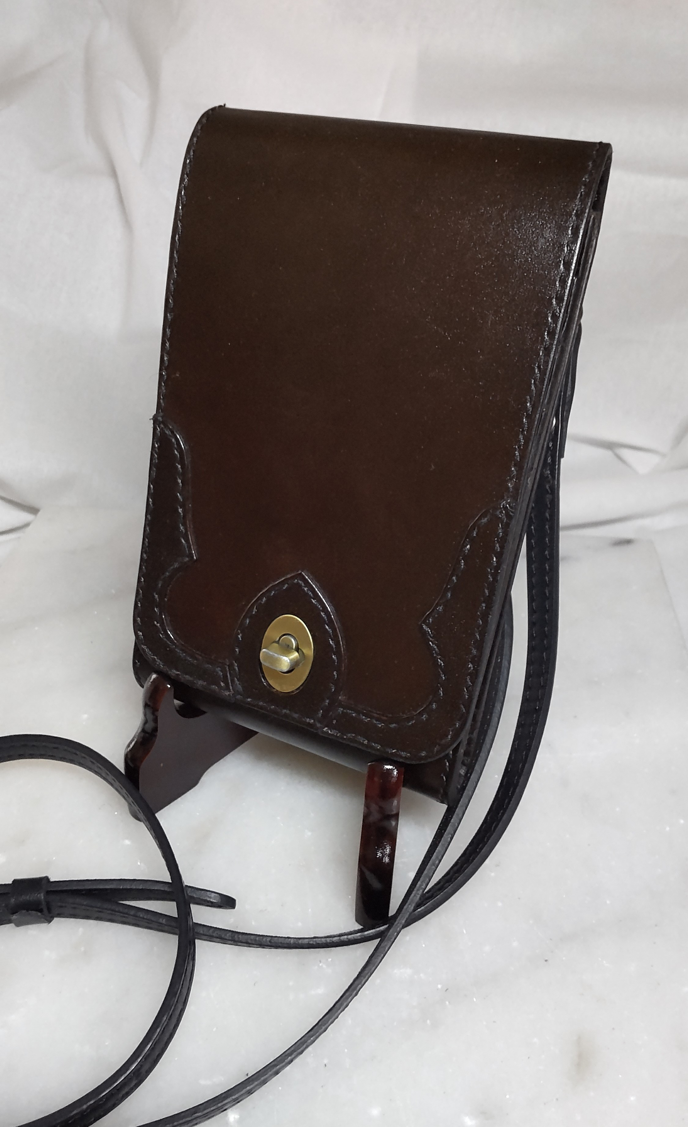 手染めヌメ革、スマホショルダーバッグ：黒無地