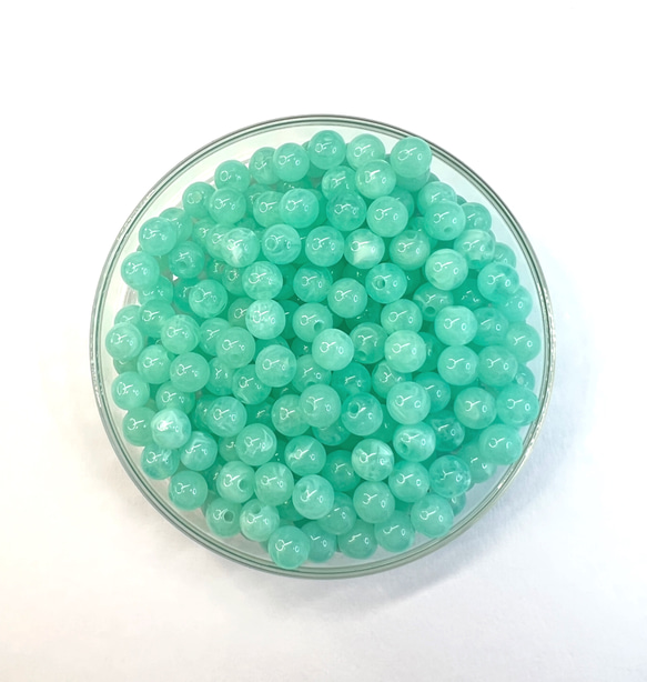 8mm 80個】エメラルドグリーン 天然石風アクリルビーズ ラウンド 貫通