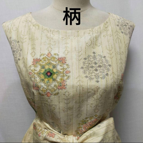 大島紬　ワンピースL　赤花　ノースリーブ　着物リメイク 大島紬 ワンピースL 赤花 ノースリーブ 着物リメイク - メルカリ