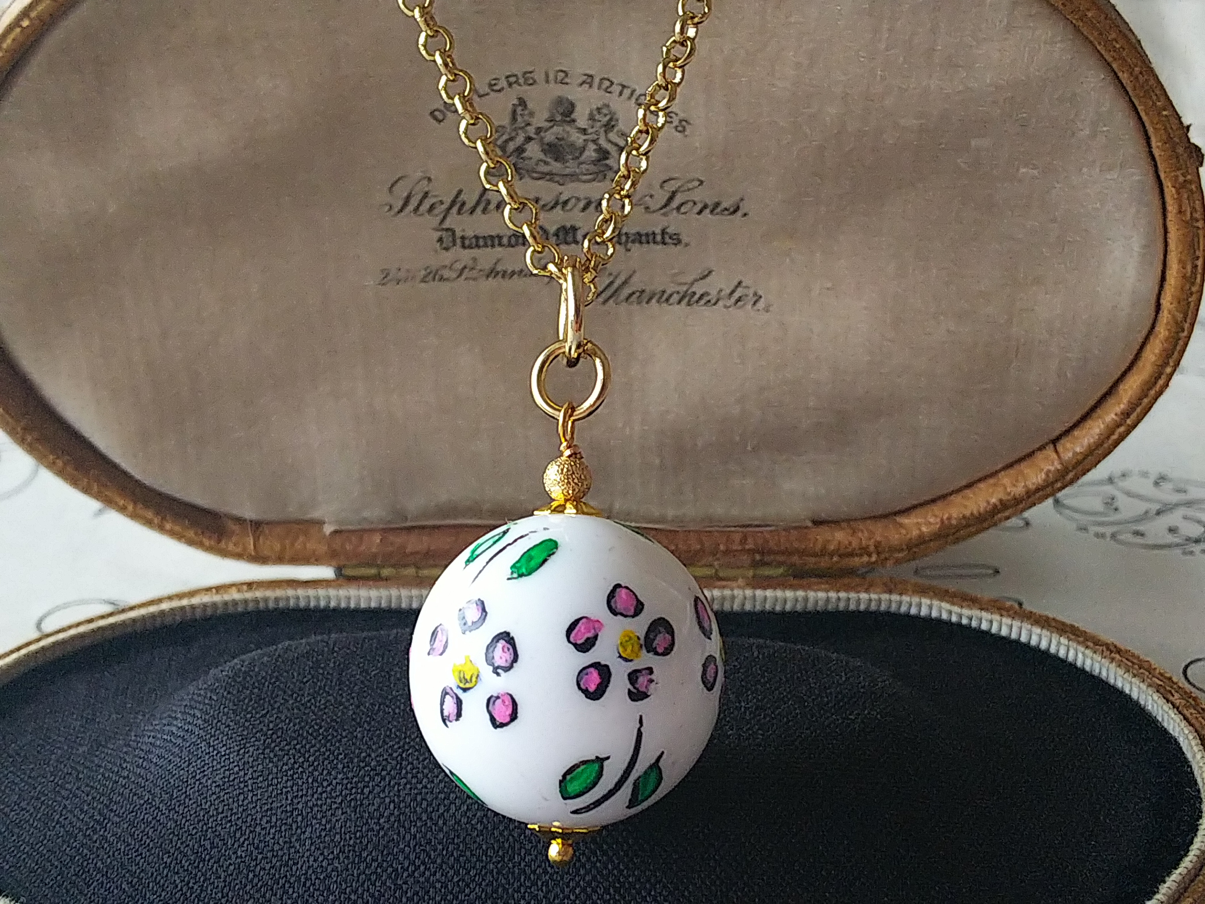 ヴィンテージ　パープルpink色･お花のLuciteビーズ（約21.5㎜）　ネックレス