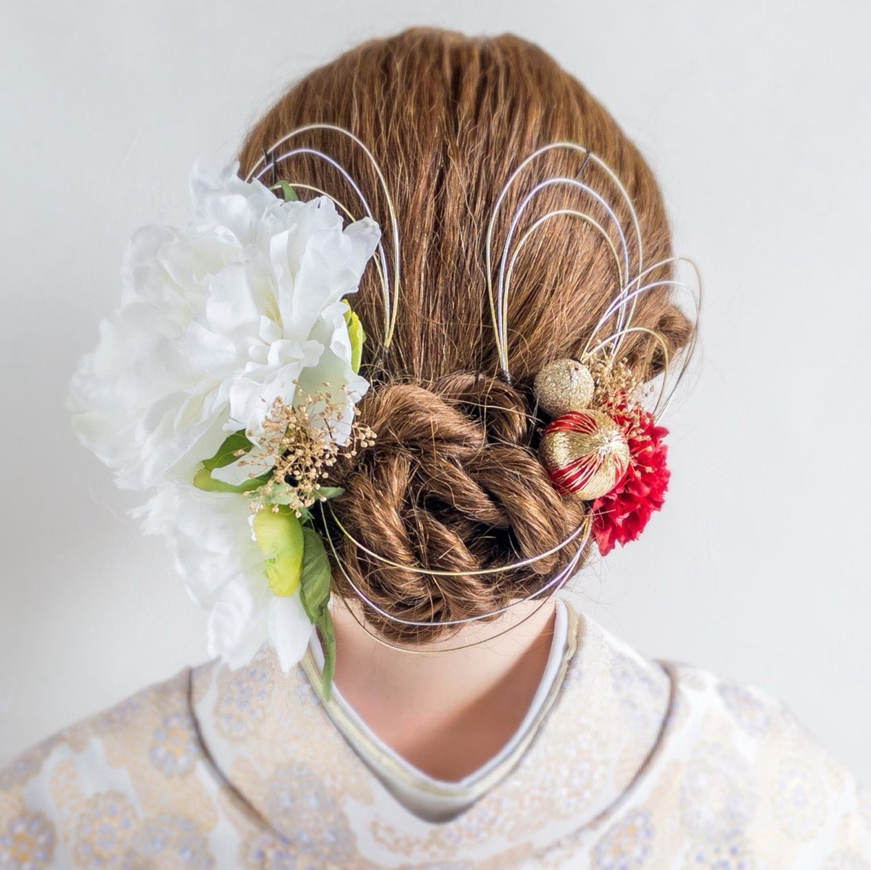 芍薬と和玉の髪飾り 結婚式 成人式 卒業式に　髪かざり 造花 和装 和風 花嫁 かすみ草 ピオニー 白