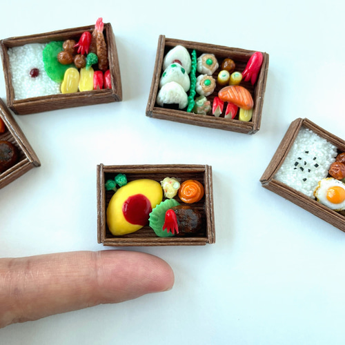 小人のお弁当】たっぷりケチャップのオムライスとハンバーグのお弁当