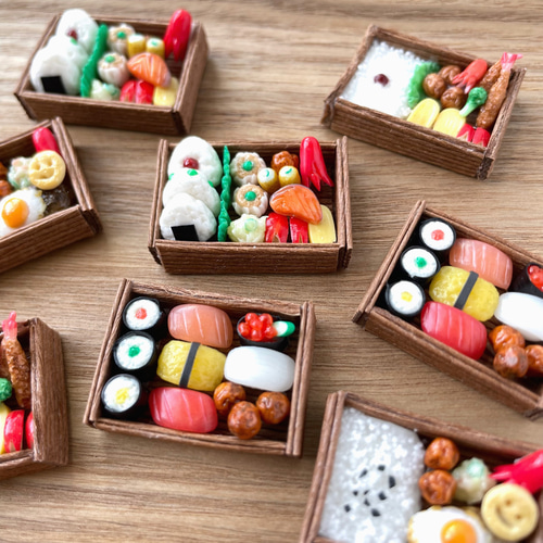 小人のお弁当】たっぷりケチャップのオムライスとハンバーグのお弁当