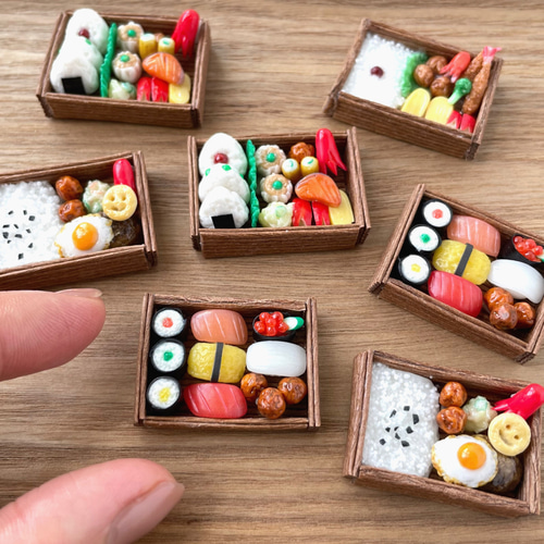 小人のお弁当】たっぷりケチャップのオムライスとハンバーグのお弁当