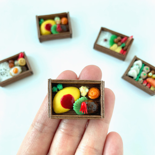 小人のお弁当】たっぷりケチャップのオムライスとハンバーグのお弁当