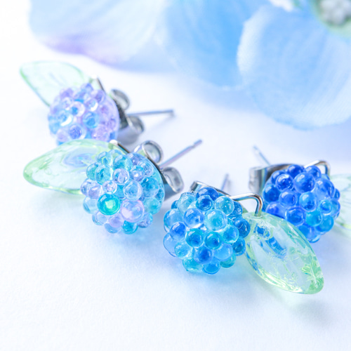 ガラス》ミニ紫陽花ピアス 紫陽花 金平糖 雨 梅雨 小ぶり ガラス