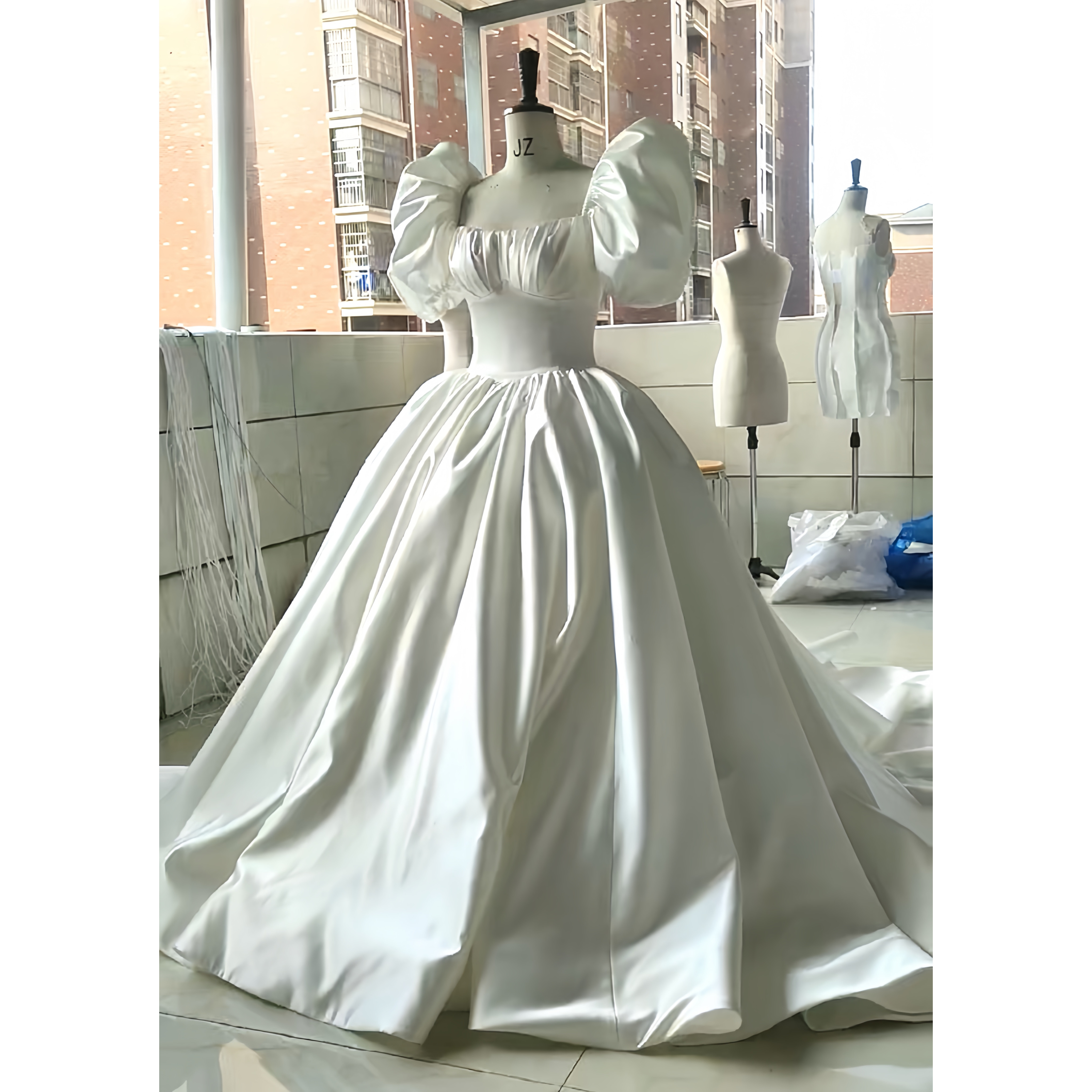 上品なトレーンウェディングドレス、色変更可