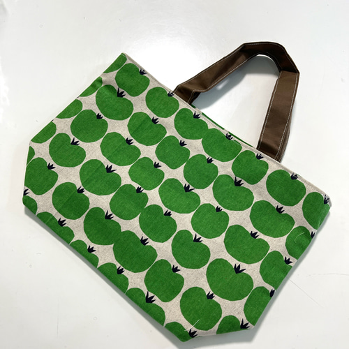 ハンドメイド 便利なお散歩トートバック りんごがたくさん グリーン 