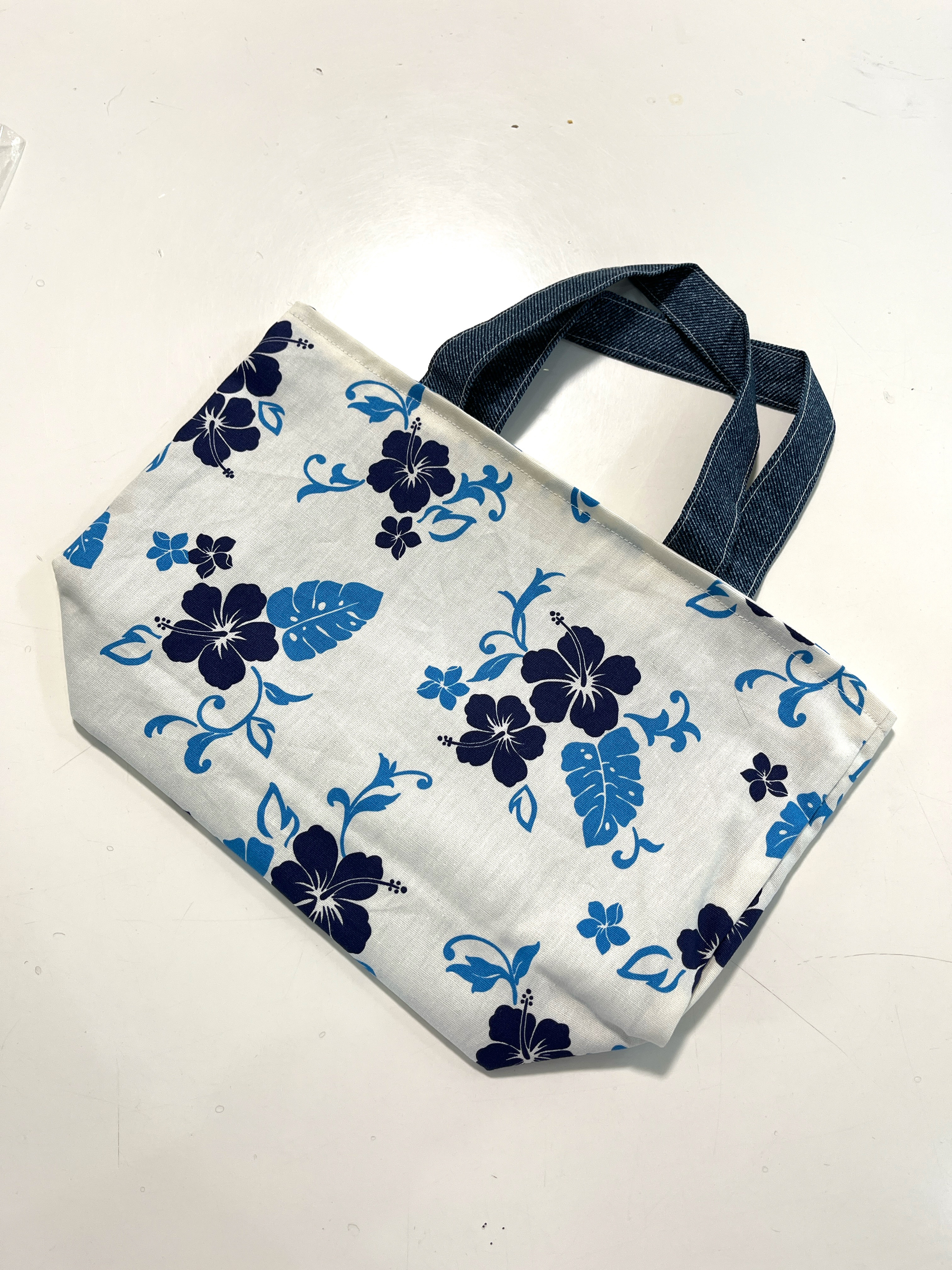 ハンドメイド 便利なお散歩トートバック ハイビスカスの花