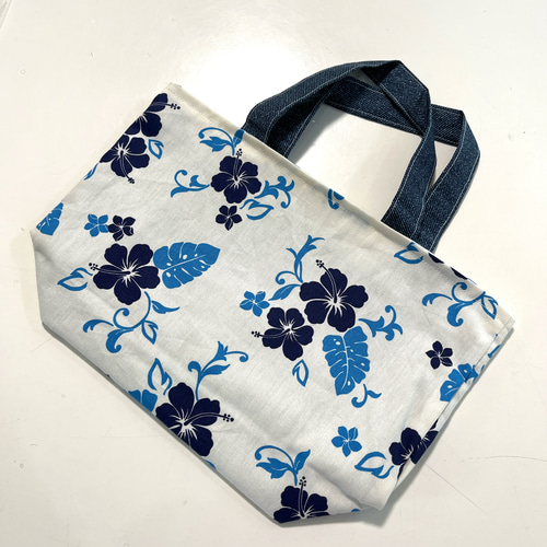 ハンドメイド・ ハイビスカスのトートバッグ ハンドメイド 便利なお散歩トートバック ハイビスカスの花