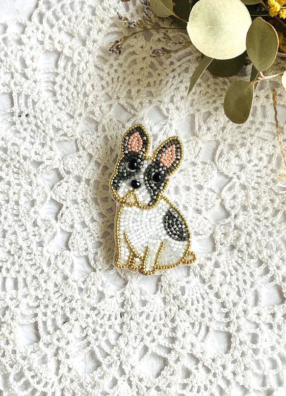 ビーズ刺繍のうちの子ブローチ・フレンチブルドッグ（パイド