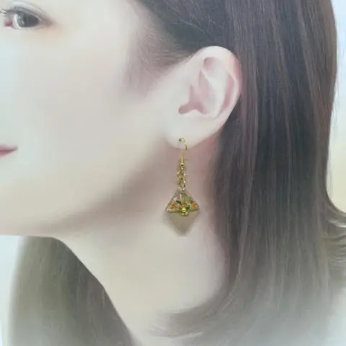ハンドメイド レジン》小さなひし形ピアス ベージュ H-103 ピアス