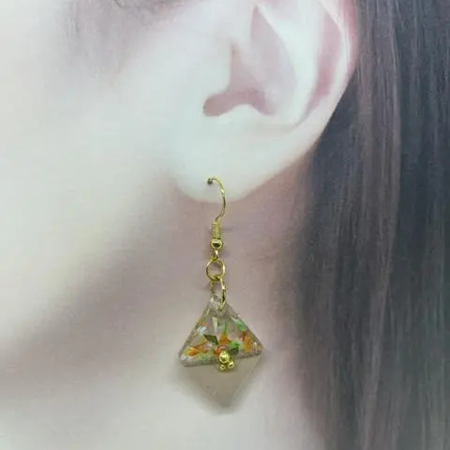 ハンドメイド レジン》小さなひし形ピアス ベージュ H-103 ピアス
