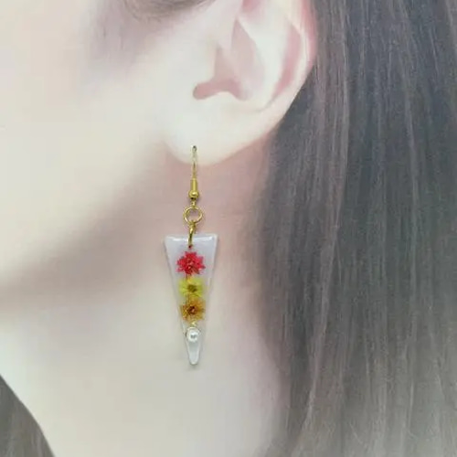 ハンドメイド レジン》ホワイトカラーの三角ピアス H-79 ピアス 