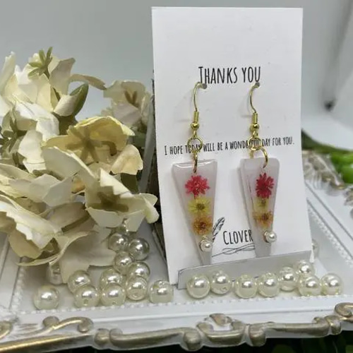 ハンドメイド レジン》ホワイトカラーの三角ピアス H-79 ピアス 