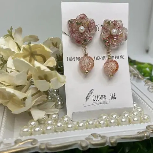 ハンドメイド レジン》可愛いお花のゆらゆらイヤリング H-72