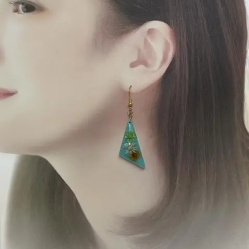 ハンドメイド レジン》くすみグリーンカラーの三角ピアス H-67 ピアス