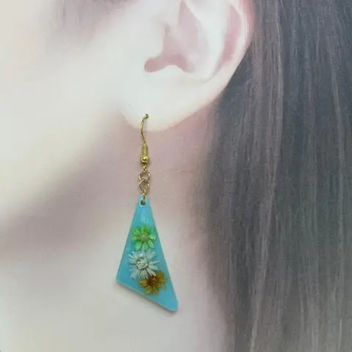 ハンドメイド レジン》くすみグリーンカラーの三角ピアス H-67 ピアス