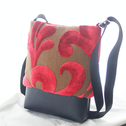 ふんわり被せショルダーバッグ黒×赤ベルベット 2枚目の画像