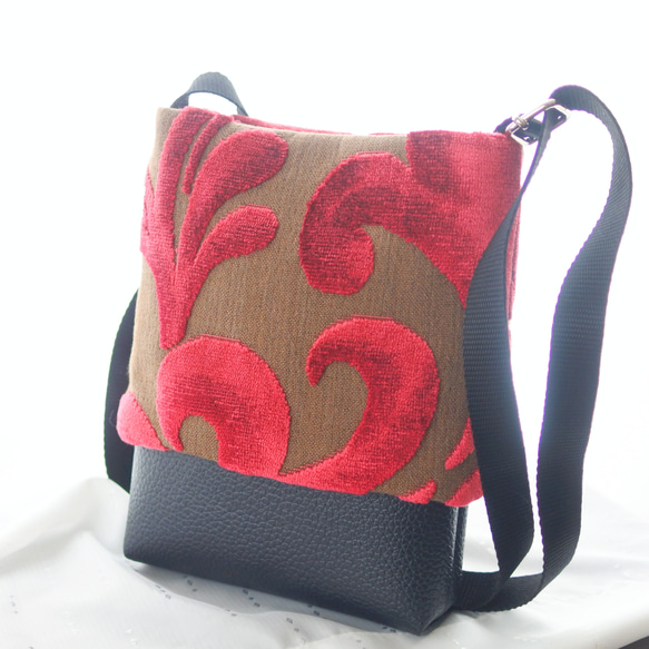 ふんわり被せショルダーバッグ黒×赤ベルベット 2枚目の画像