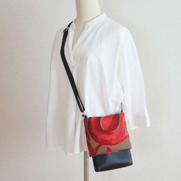 ふんわり被せショルダーバッグ黒×赤ベルベット 1枚目の画像