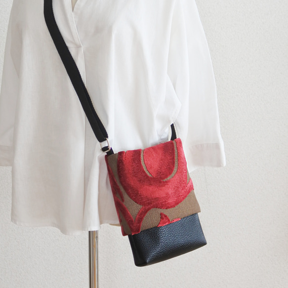 ふんわり被せショルダーバッグ黒×赤ベルベット 5枚目の画像