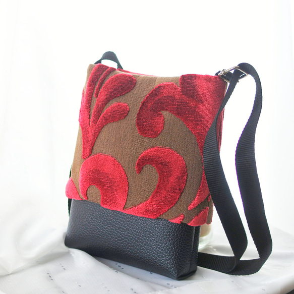 ふんわり被せショルダーバッグ黒×赤ベルベット 3枚目の画像