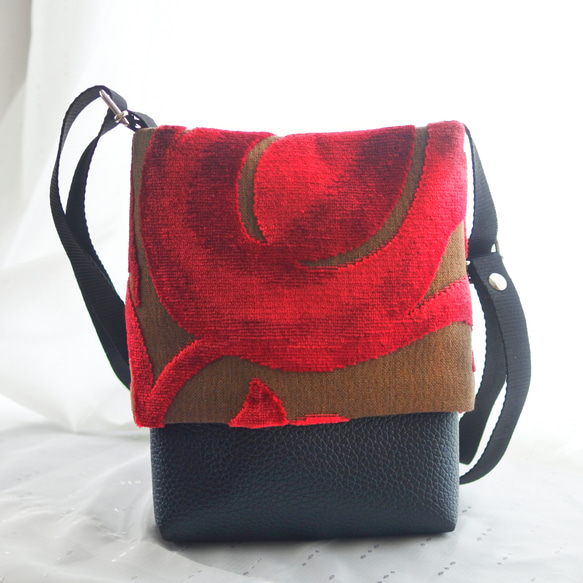 ふんわり被せショルダーバッグ黒×赤ベルベット 4枚目の画像