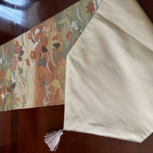 テーブルランナー(高級正絹袋帯リメイク)タッセル付き 2197豪華刺繍の袋帯リメイク タッセル付き正絹テーブルランナー