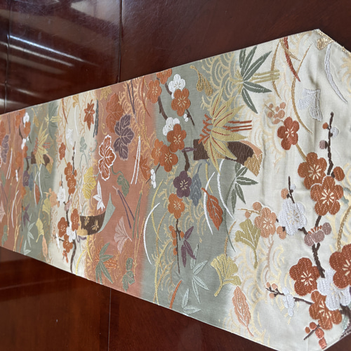 2662豪華刺繍の袋帯から作ったタッセル付正絹テーブルランナー 2662豪華刺繍の袋帯から作ったタッセル付正絹テーブルランナー