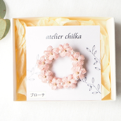 刺繍糸ブローチ】ぷっくり小花のリースブローチ・甘さ控えめ 刺繍糸ブローチ】ぷっくり小花のリースブローチ・甘さ控えめ