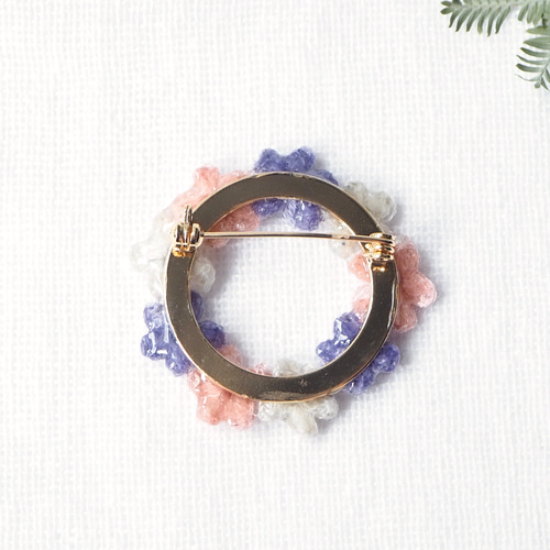 刺繍糸ブローチ】ぷっくり小花のリースブローチ・甘さ控えめ 刺繍糸ブローチ】ぷっくり小花のリースブローチ・甘さ控えめ