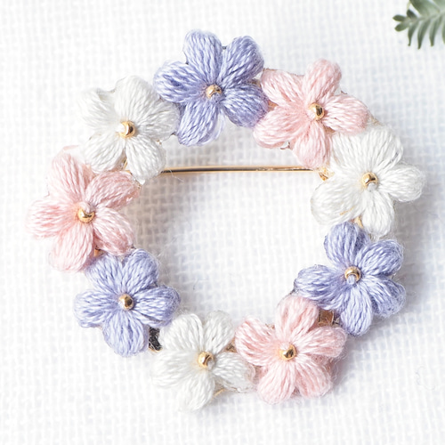 刺繍糸ブローチ】ぷっくり小花のリースブローチ・甘さ控えめ 刺繍糸ブローチ】ぷっくり小花のリースブローチ・甘さ控えめ