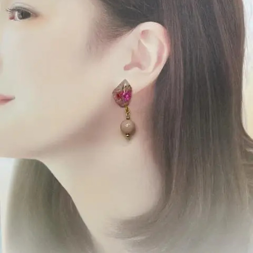 ハンドメイド レジン》ふんわりピンク色ストーン型ピアス H-45 ピアス 