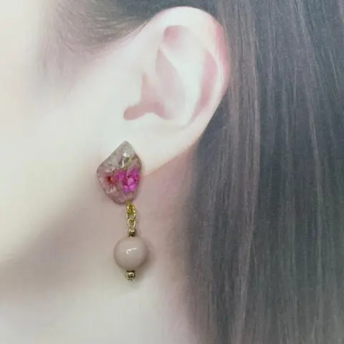 ハンドメイド レジン》ふんわりピンク色ストーン型ピアス H-45 ピアス 