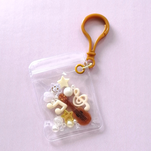 ギターにじゃれるねこちゃんチャーム とらねこ ギターにじゃれるねこ