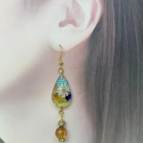 ハンドメイド レジン》お花の雫型ピアス H-37 ピアス（フック