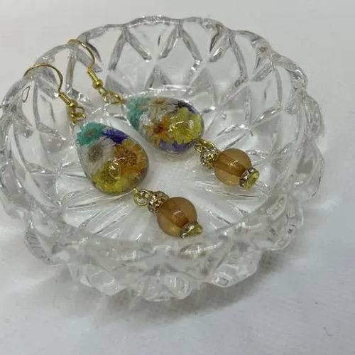 ハンドメイド レジン》お花の雫型ピアス H-37 ピアス（フック
