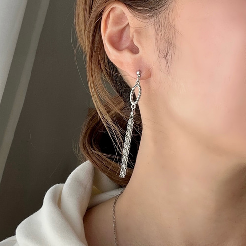 オーバルデザインリング × さらさら揺れるチェーンタッセル ロング