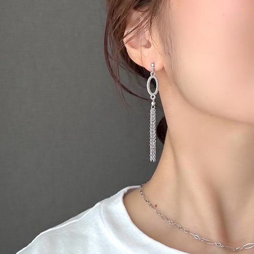 オーバルデザインリング × さらさら揺れるチェーンタッセル ロング