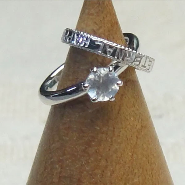 2連ベビーリング（6月誕生石・ムーンストーン）刻印＆送料無料