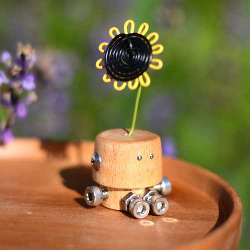 かわいい木のロボット(座り姿勢)/キーホルダー/チャーム/ストラップ