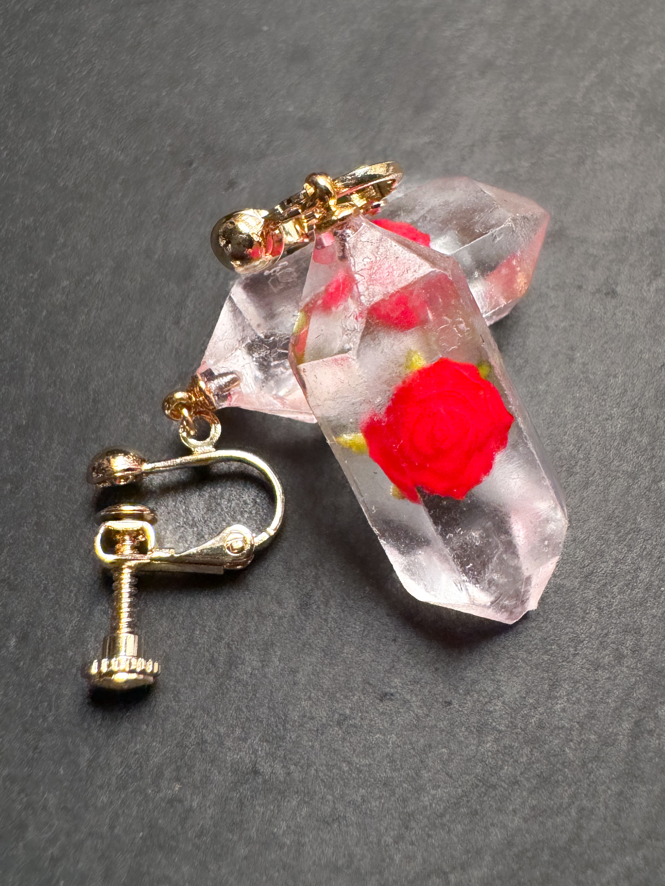 【イヤリング】植物水晶標本【赤い薔薇】
