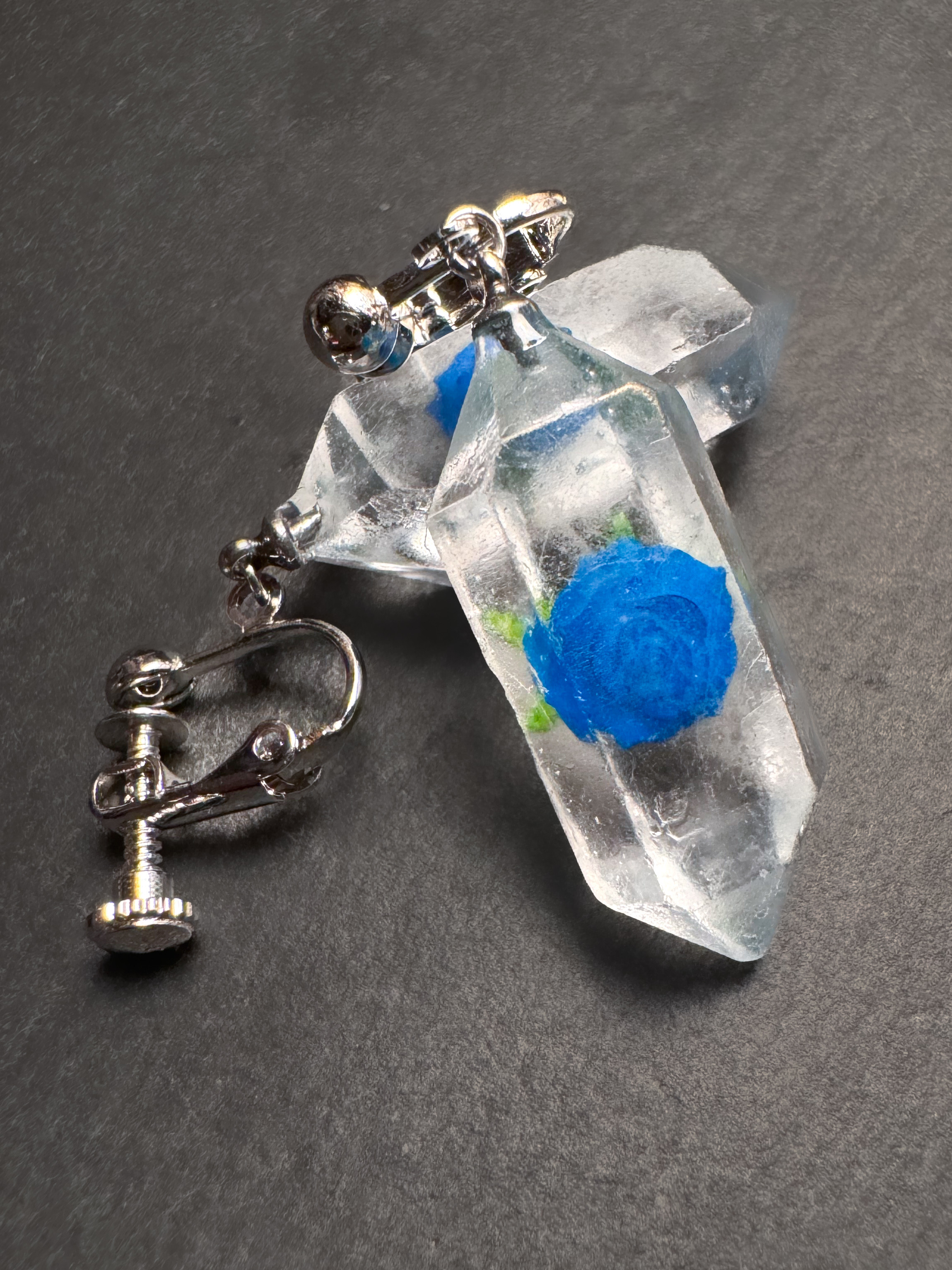 【イヤリング】植物水晶標本【青い薔薇】