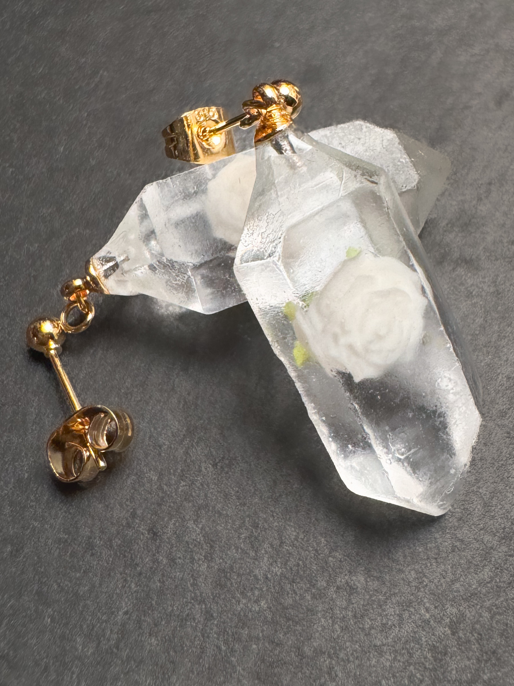 【ピアス】植物水晶標本【白い薔薇】