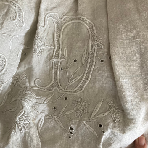 アンティーク　ヴィンテージ　リネンシーツ　フランス　モノグラム　ハンドメイド 豪華な手刺繍モノグラムのアンティークフレンチシーツリネン