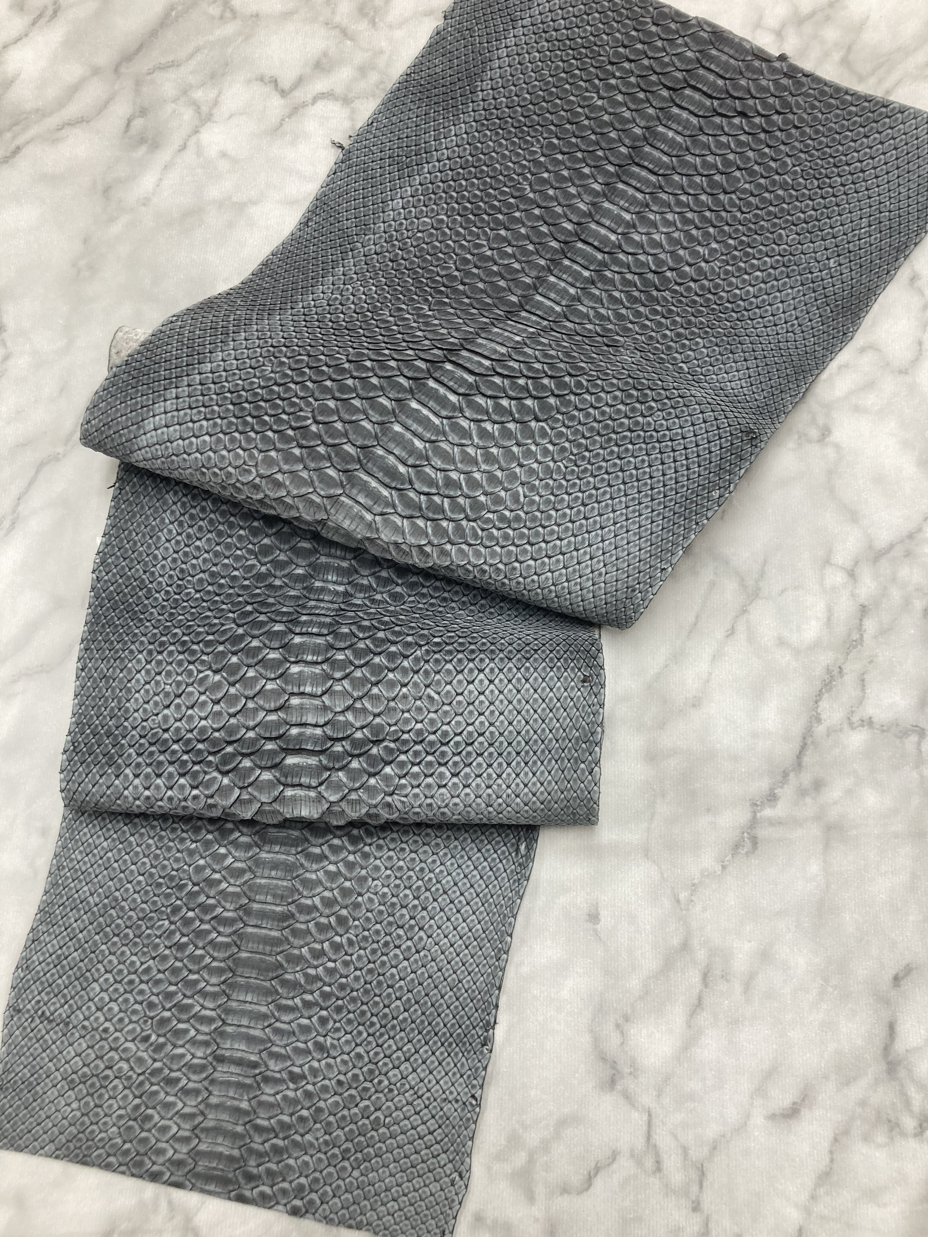 パイソン　ヘビ革　ブラック×ヌバック　112cm革_P131