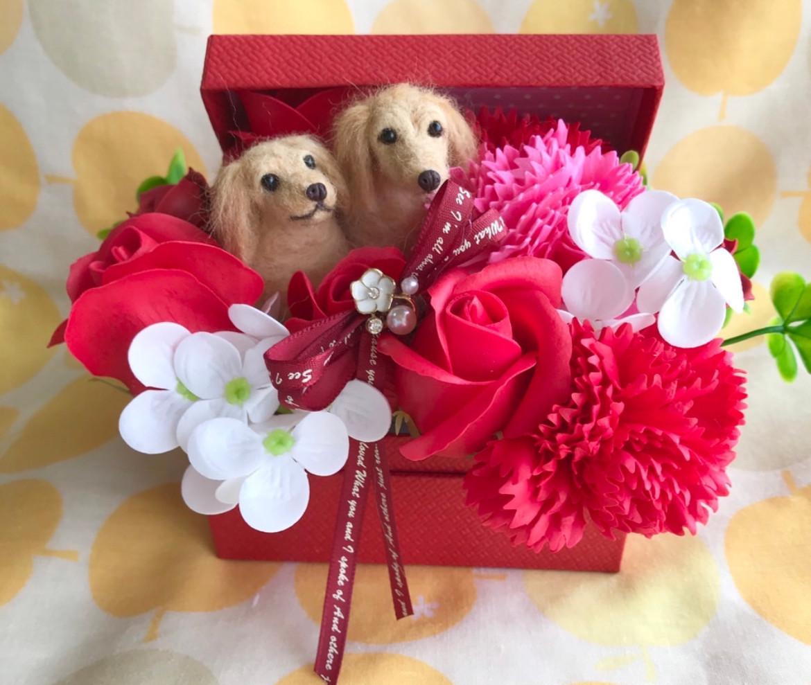 羊毛フェルト 伏せをするチワワちゃん ホワイト系 ⭐️羊毛フェルト犬