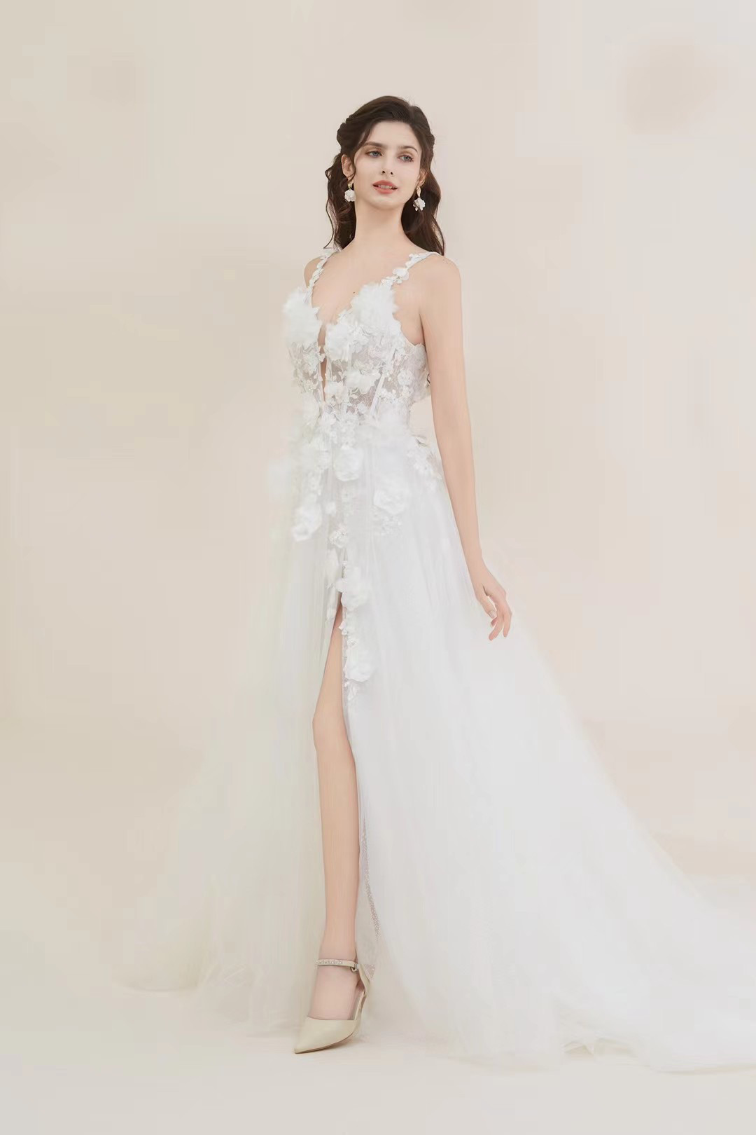 群抜のお洒落なドレス　深めｖネック　背中見せ　豪華なお花のレース　ふんわりチュール　Aライン結婚式パーティー/カラードレ